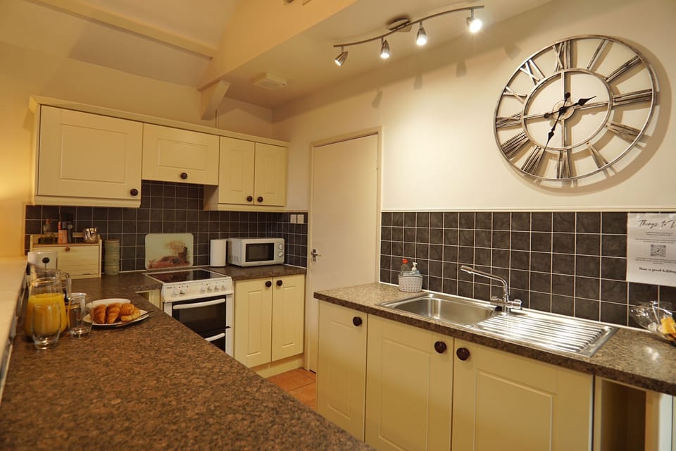 Cottage | Private kitchen | Fridge, microwave, oven, stovetop