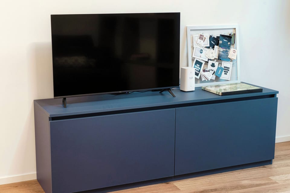 Apartment | Living room | 25-inch TV with digital channels