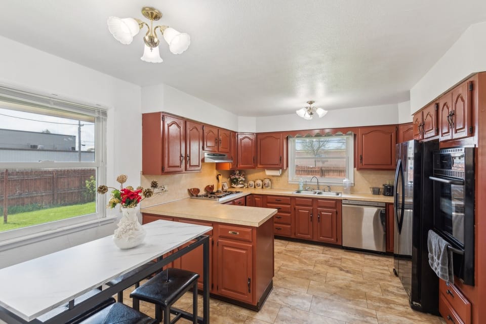 House, 3 Bedrooms | Private kitchen | Fridge, oven, coffee/tea maker