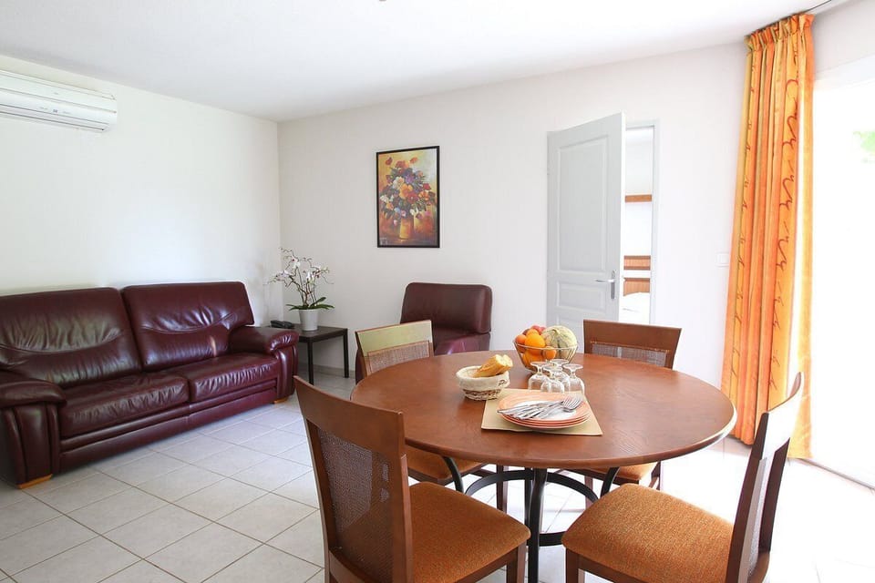 Apartment, 1 Bedroom | Soundproofing, free cribs/infant beds, free WiFi, bed sheets