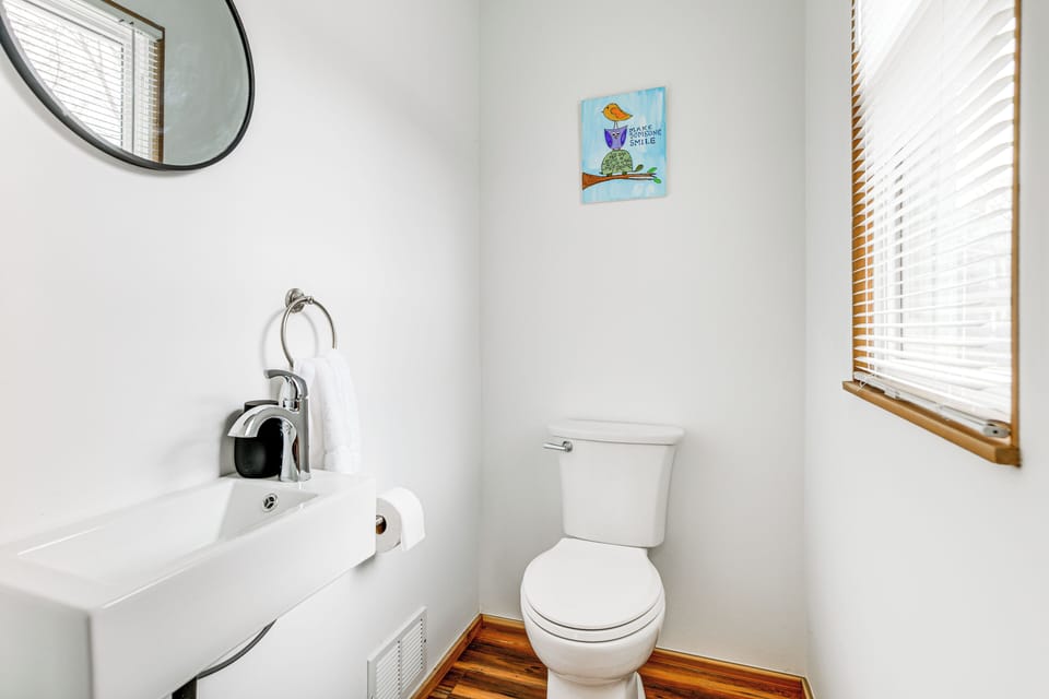 Charming Home - 2 Mi to Niagara Falls State Park! Cottage in Niagara Falls