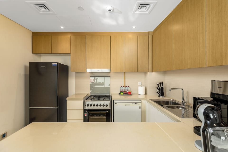 Elite Apartment, Balcony, Sea View | Private kitchen | Fridge, microwave, oven, dishwasher