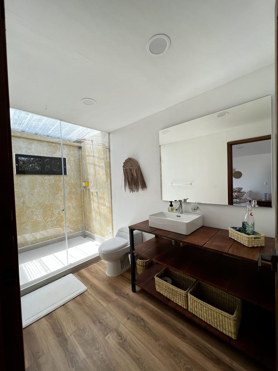 Deluxe Double Room | Bathroom | Shower, towels, soap, shampoo