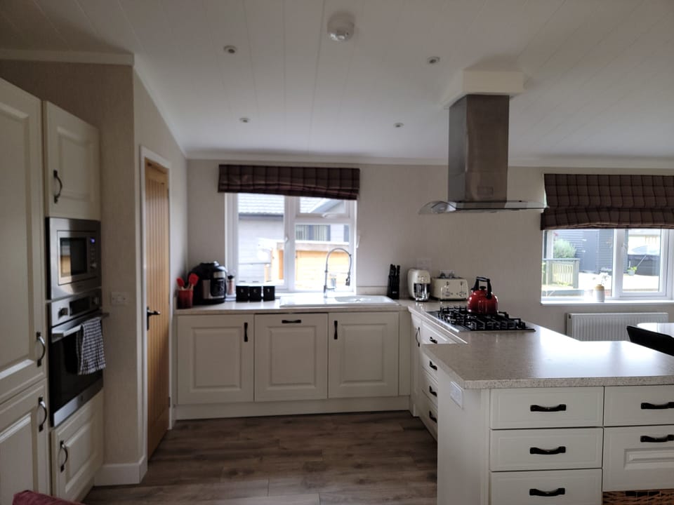 Cabin | Private kitchen | Fridge, microwave, oven, stovetop
