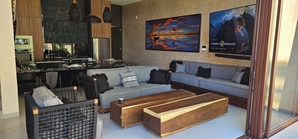 Smart TV, Netflix, pay movies, streaming services