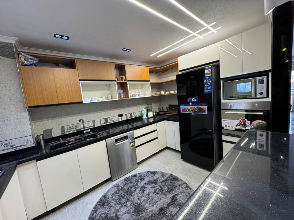 Full-size fridge, microwave, oven, stovetop