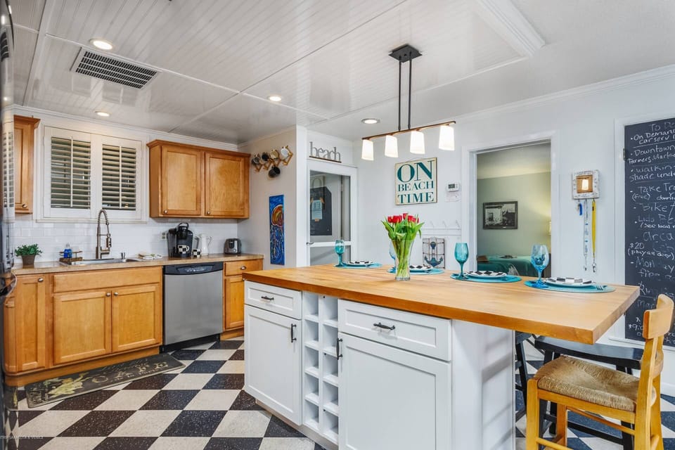 Condo (Kingston Arms 1st Fl Cottage) | Private kitchen