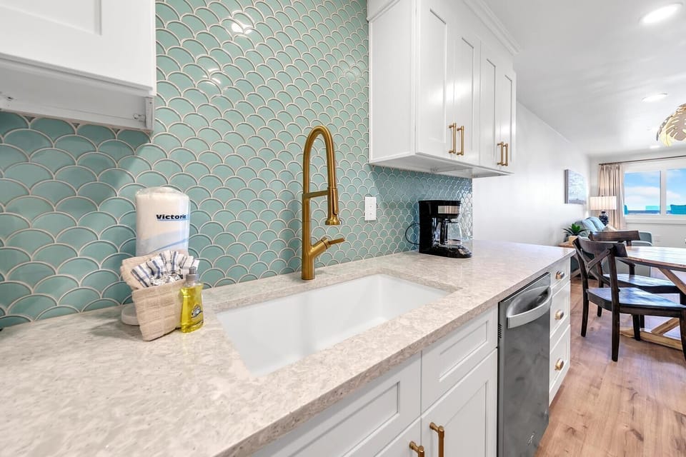 Condo, 1 King Bed with Sofa bed (Pinnacle Port B3-408-Emerald Pearl) | Private kitchen | Oven