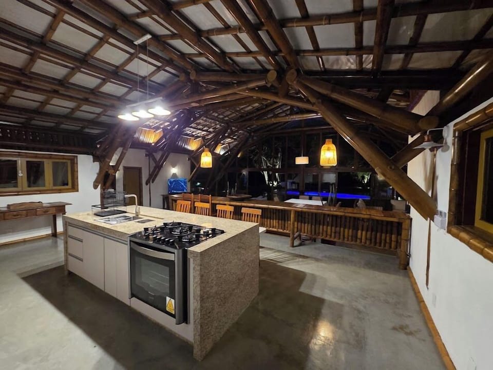 Full-size fridge, microwave, oven, dishwasher