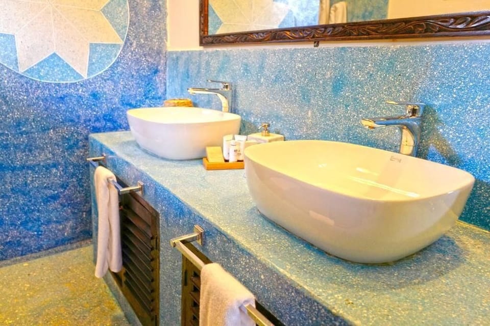 Bungalow | Bathroom | Free toiletries, hair dryer, towels