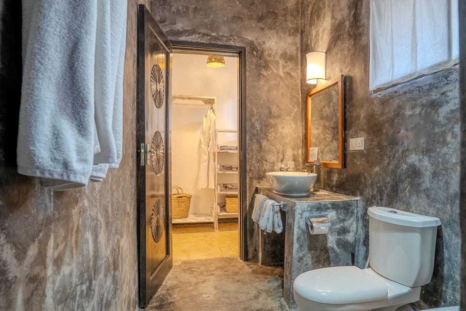 Family Suite, Garden View | Bathroom | Free toiletries, hair dryer, towels