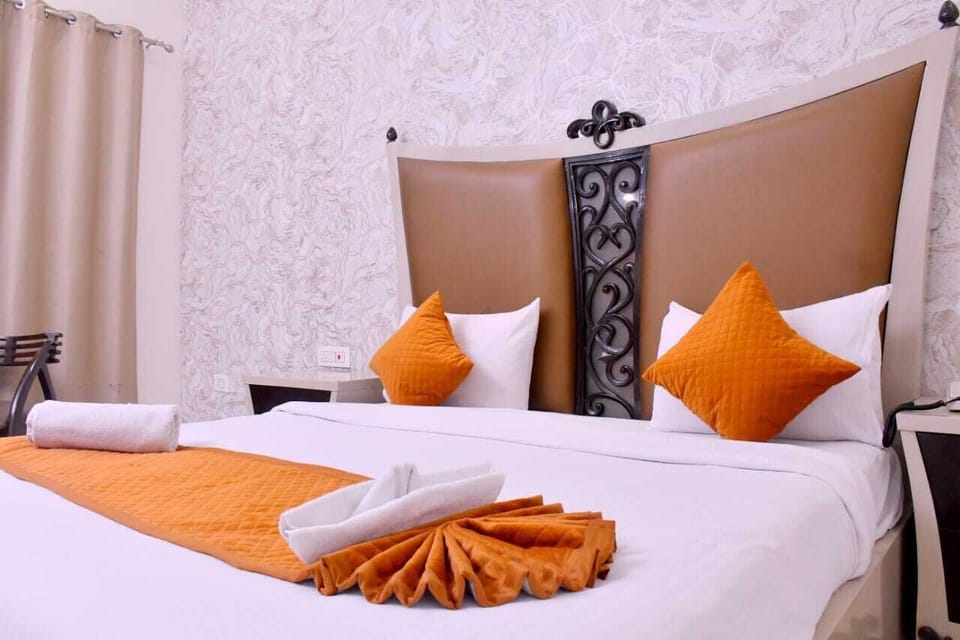 Executive Suite | Memory foam beds, in-room safe, desk, laptop workspace