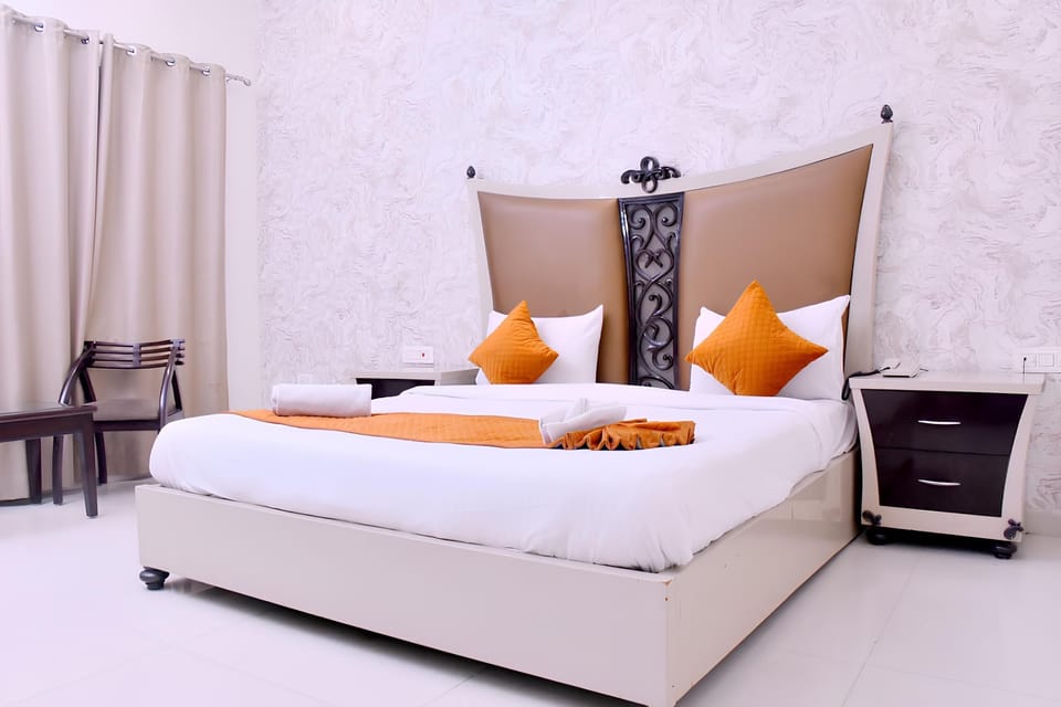 Executive Suite | Memory foam beds, in-room safe, desk, laptop workspace