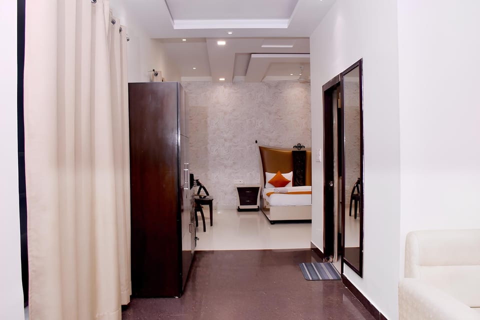 Executive Suite | Living area | 42-inch LED TV with satellite channels