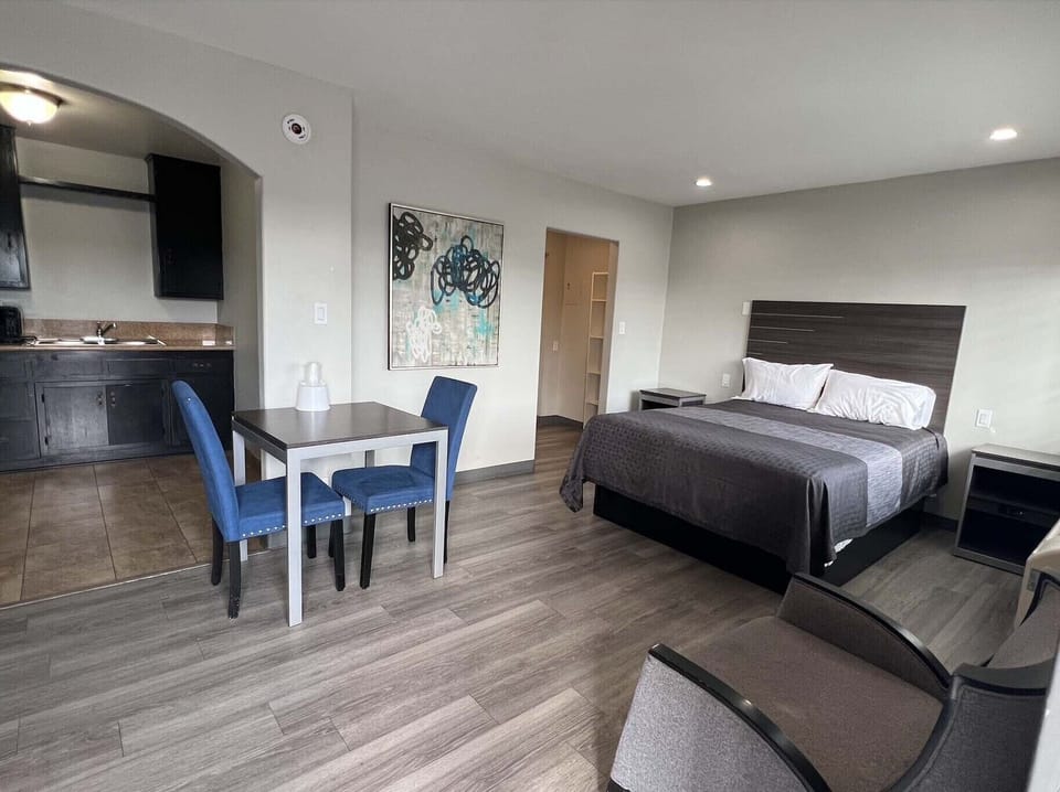 Comfort Studio Suite | Private kitchen | Mini-fridge, microwave