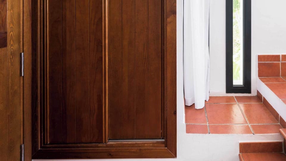 Minibar, in-room safe, blackout drapes, WiFi (free)