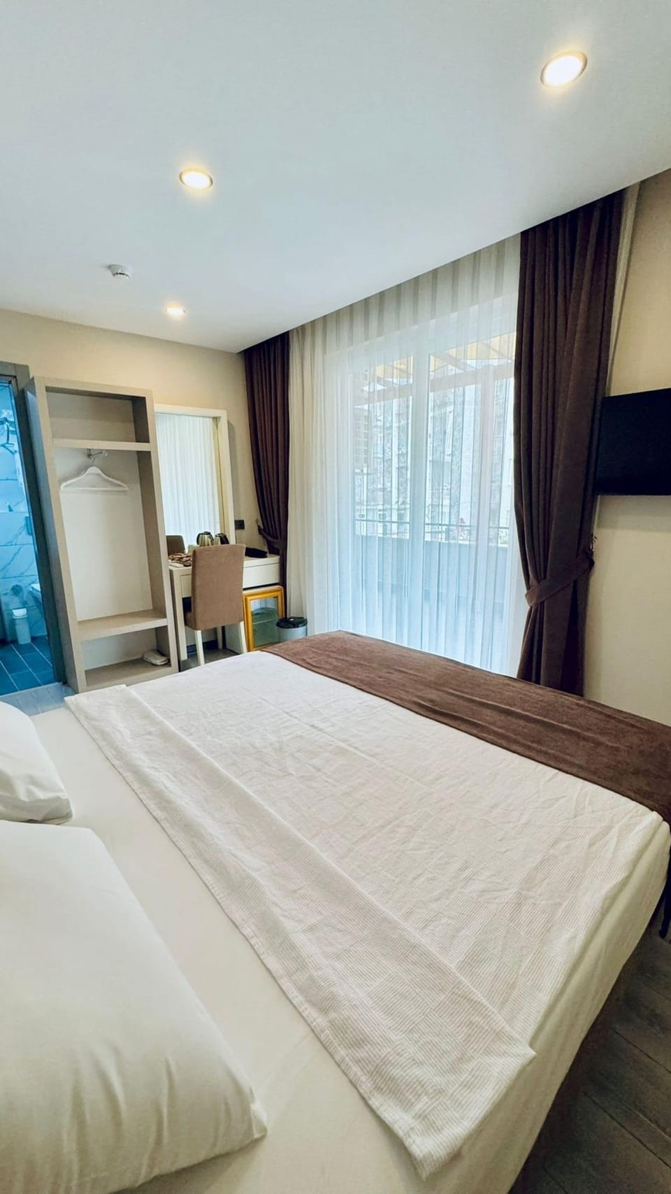 City Double Room, 1 Queen Bed, Non Smoking, City View | Minibar, desk, laptop workspace, soundproofing