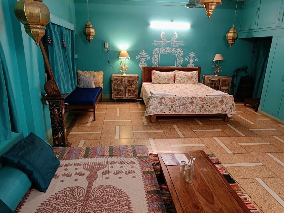 Superior Double Room | Desk, iron/ironing board, WiFi (free), individually decorated