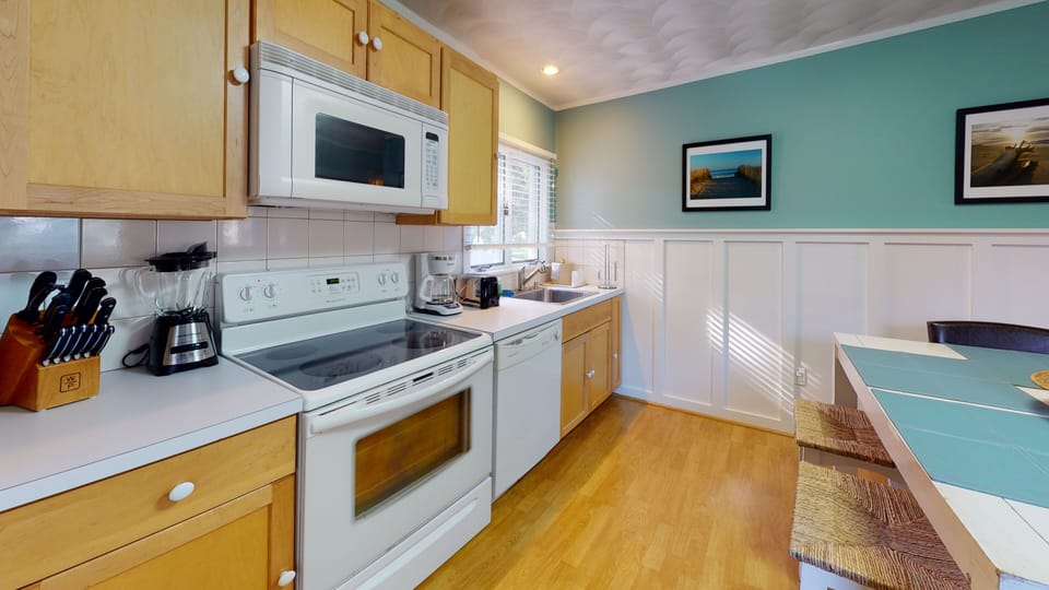Nick Cottage | Private kitchen | Microwave