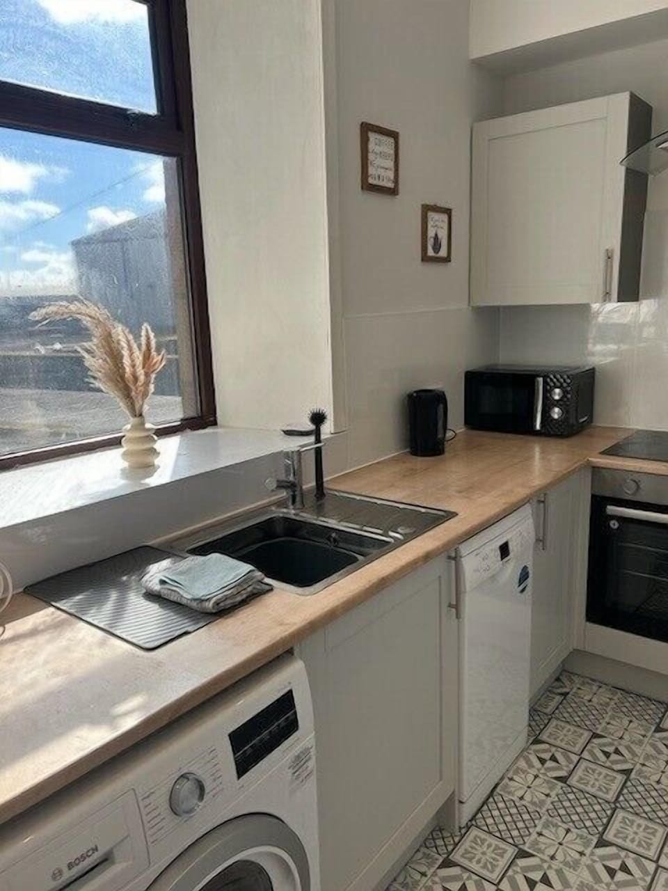 Apartment | Private kitchen | Fridge, microwave, oven, stovetop