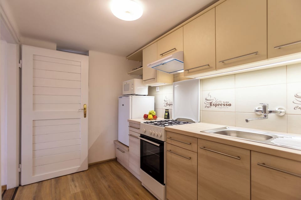 Standard House, 2 Bedrooms, 2 Bathrooms, Lakeside (House Hortenzia Lake View) | Private kitchen
