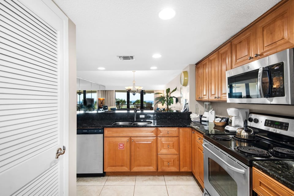 Condo, 1 King Bed with Sofa bed (Edgewater #303) | Private kitchen | Oven, toaster