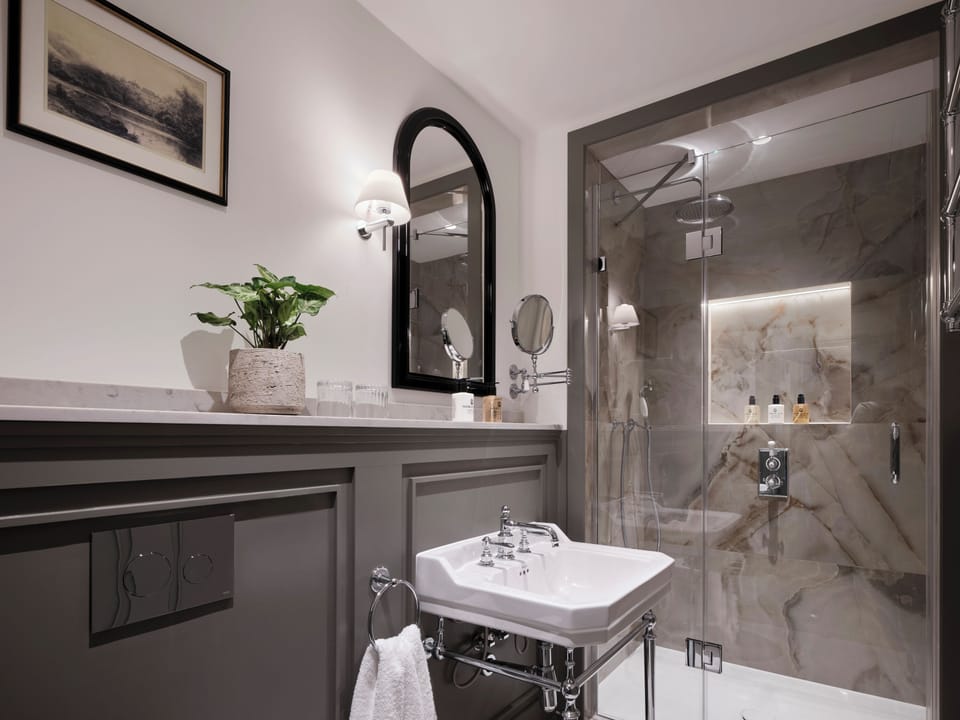 Chelsea Garden Suite | Bathroom | Free toiletries, hair dryer, children's robes, slippers