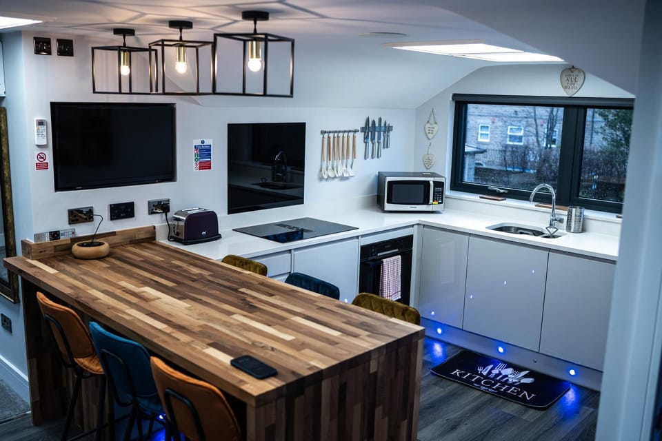 Apartment | Private kitchen | Fridge, microwave, oven, stovetop