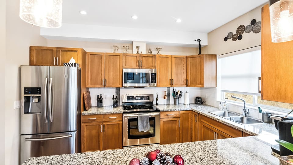 Deluxe Condo, Lake View | Private kitchen | Coffee/tea maker, full-size fridge, microwave, oven