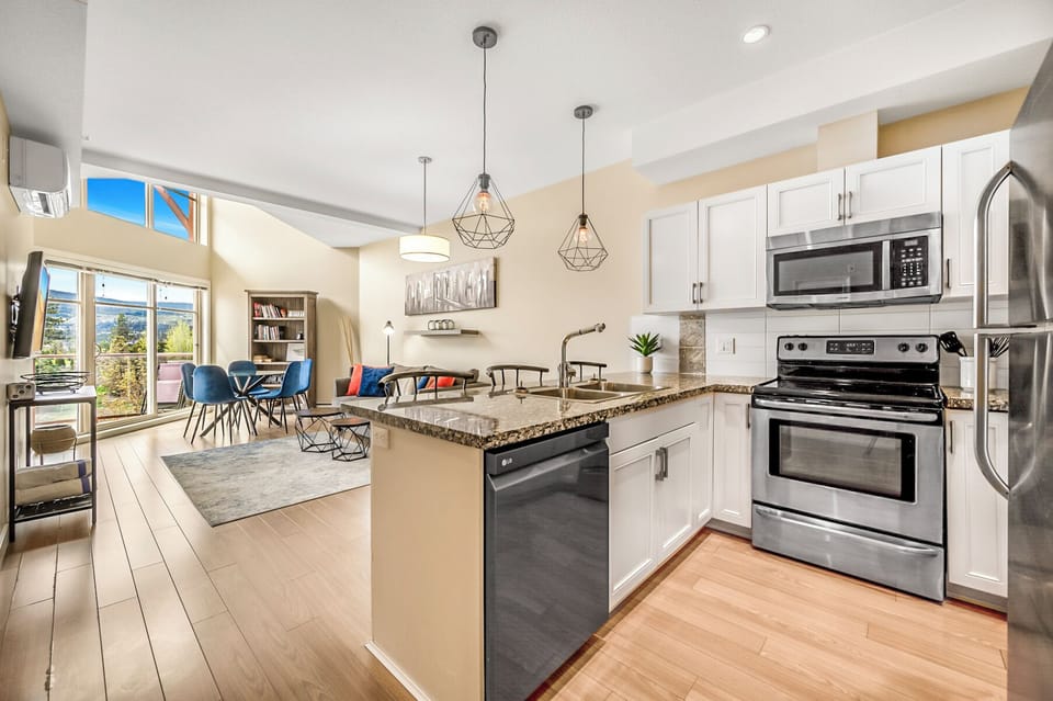 Comfort Condo, Lake View | Living area | Smart TV