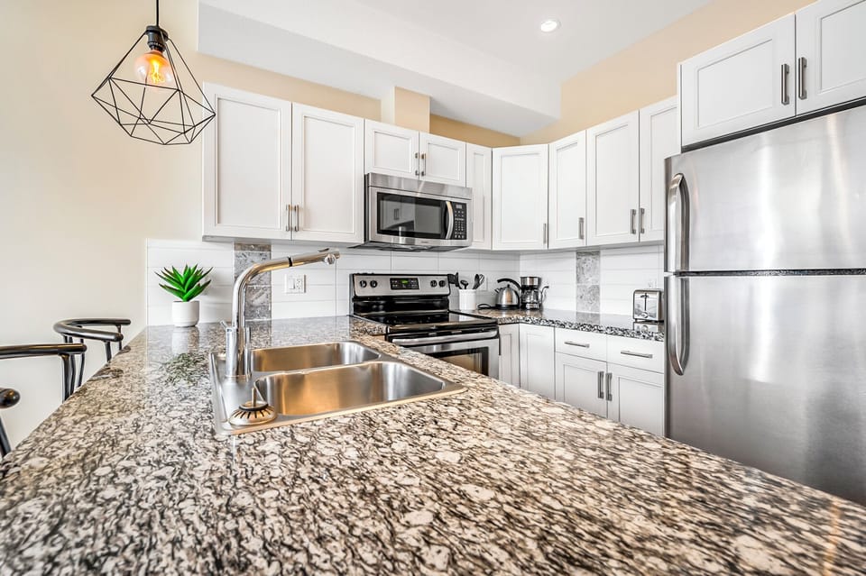 Comfort Condo, Lake View | Private kitchen | Coffee/tea maker, full-size fridge, microwave, oven