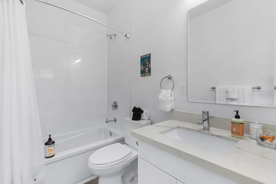 Classic Studio | Bathroom | Combined shower/tub, towels