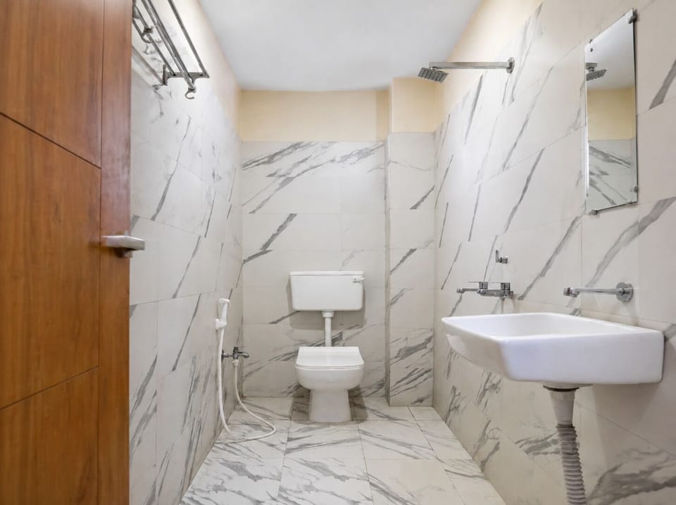 Shower, rainfall showerhead, free toiletries, slippers