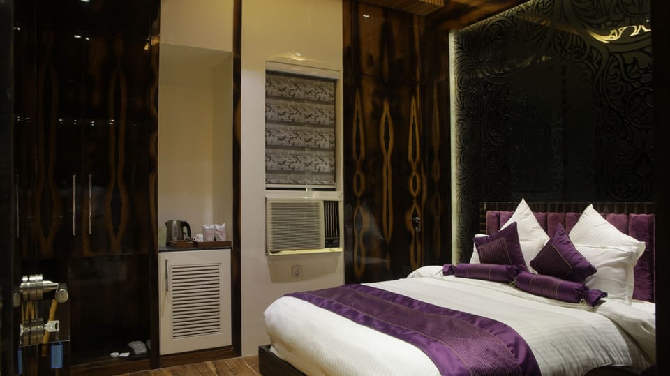Presidential Double Room | In-room safe, soundproofing, iron/ironing board, free WiFi
