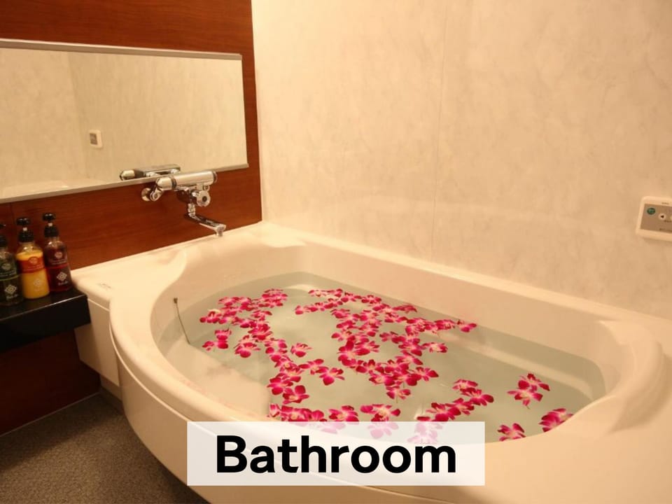 Separate tub and shower, jetted tub, free toiletries, hair dryer
