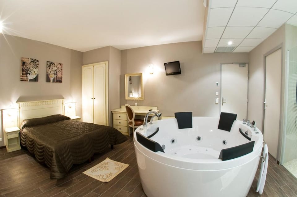 Double Room (Balneo) | In-room safe, desk, soundproofing, free cribs/infant beds