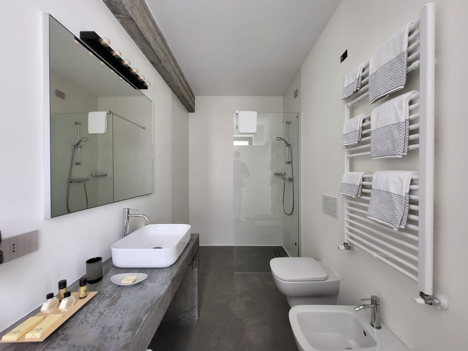 Junior Suite Familiare con Terrazza | Bathroom | Shower, hair dryer, bidet, towels