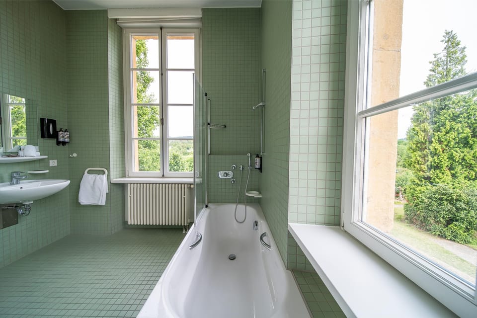 Junior Suite | Bathroom | Shower, towels, soap, shampoo