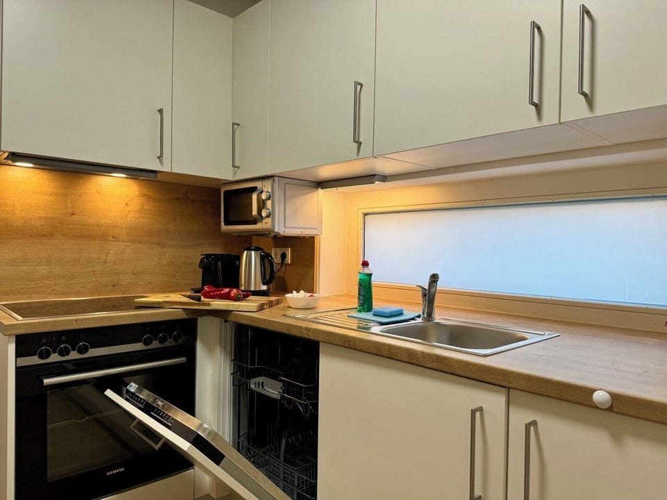 Family Studio Suite, Balcony, Courtyard View | Private kitchen | Full-size fridge, microwave, oven, stovetop