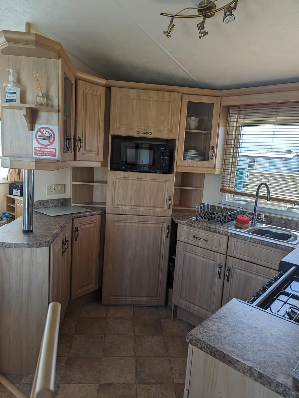 Chalet | Private kitchen | Fridge, microwave, oven, stovetop