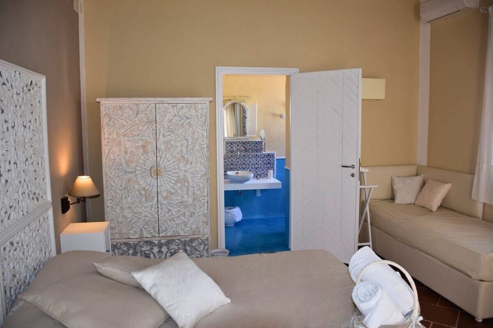 Deluxe Room (Levanzo) | Egyptian cotton sheets, premium bedding, down comforters