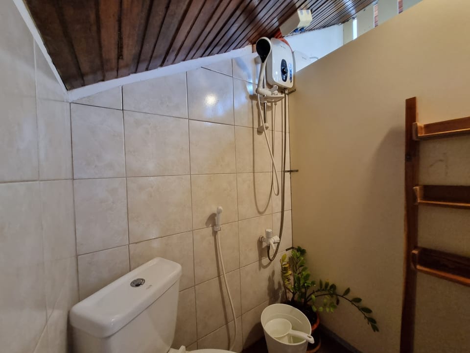 Basic Quadruple Room | Bathroom | Free toiletries, bathrobes, slippers, bidet