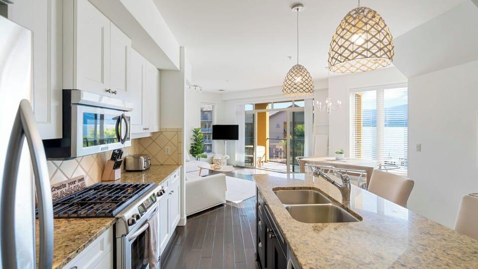 Deluxe Condo, 3 Bedrooms, Pool Access, Lake View | Private kitchen | Coffee/tea maker, full-size fridge, microwave, oven