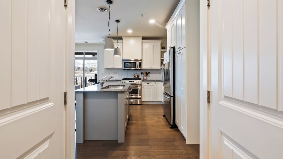 Comfort Condo, Mountain View | Private kitchen | Coffee/tea maker, full-size fridge, microwave, oven