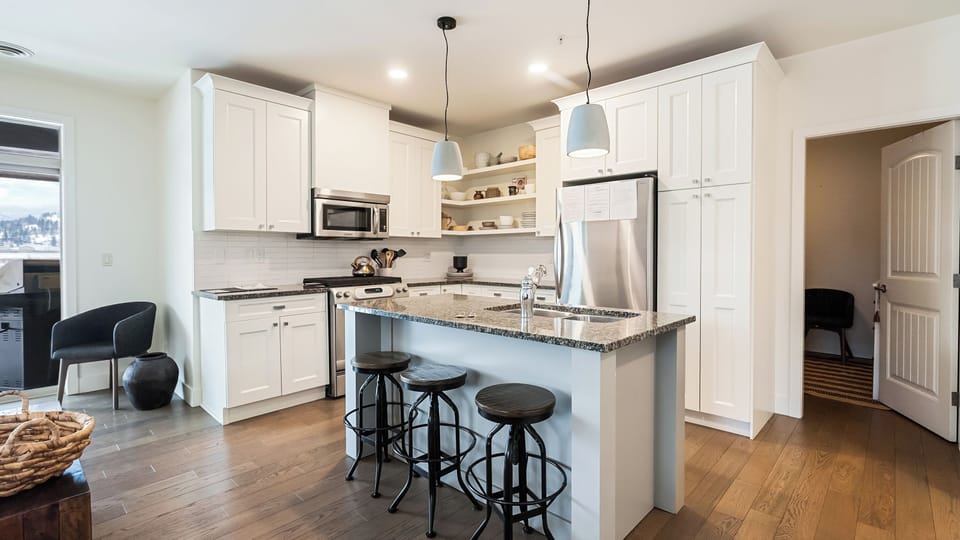 Comfort Condo, Mountain View | Private kitchen | Coffee/tea maker, full-size fridge, microwave, oven