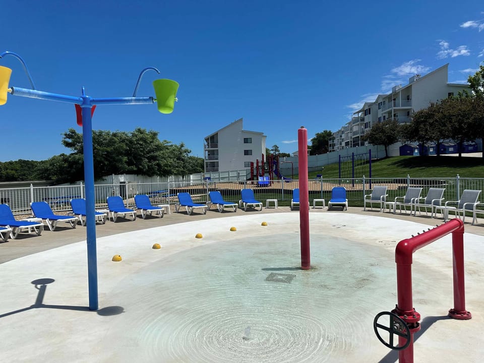 Panoramic Sunset Escape Waterfront Condo for 7! Apartment in Osage Beach