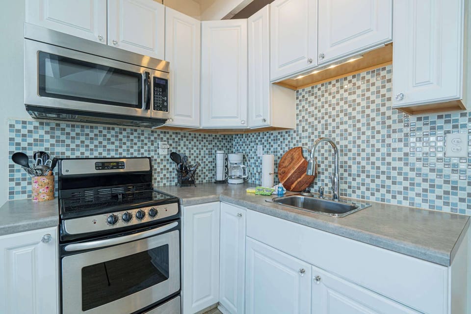 Studio Suite, 1 Queen Bed with Sofa bed, Pool Access, Partial Ocean View | Private kitchen | Fridge, microwave, oven, stovetop