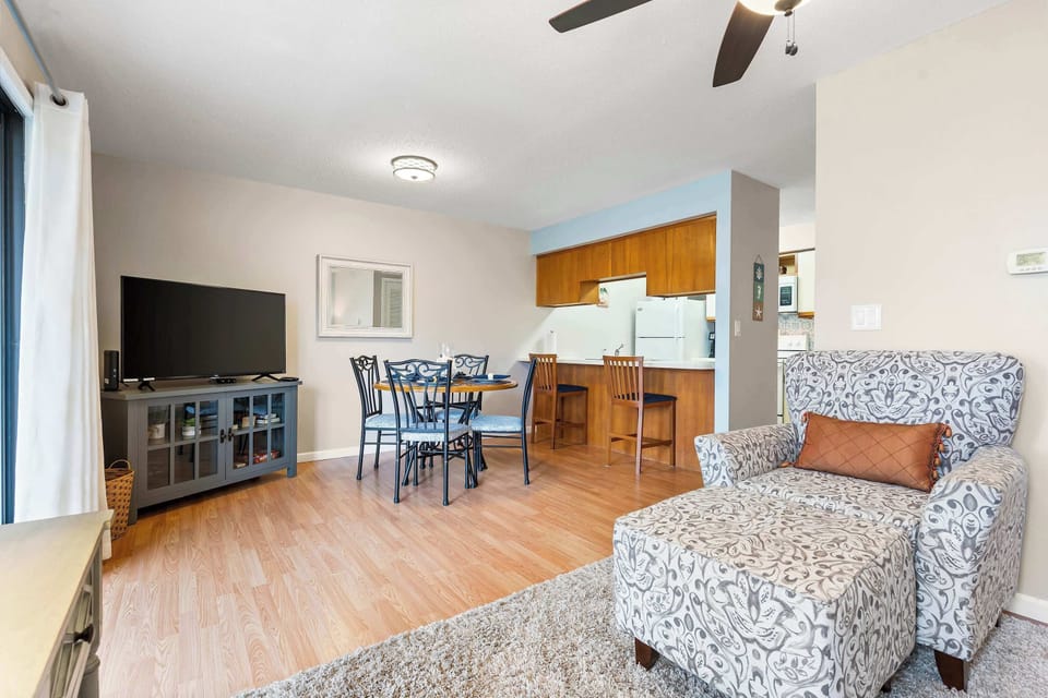 Condo, 1 King Bed with Sofa bed, Balcony, Golf View (Great Day) | Living area | 42-inch flat-screen TV with digital channels
