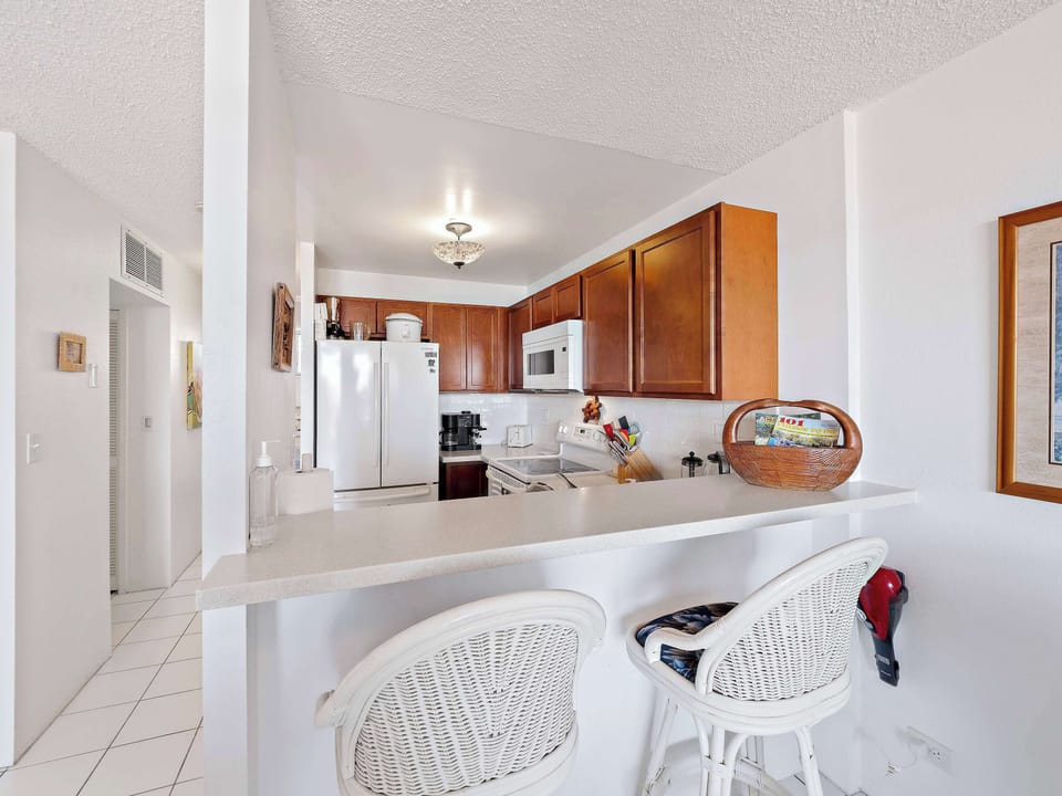 Condo, 1 King Bed, Balcony, Partial Ocean View (Kolu Honu) | Private kitchen | Fridge, microwave, oven, stovetop