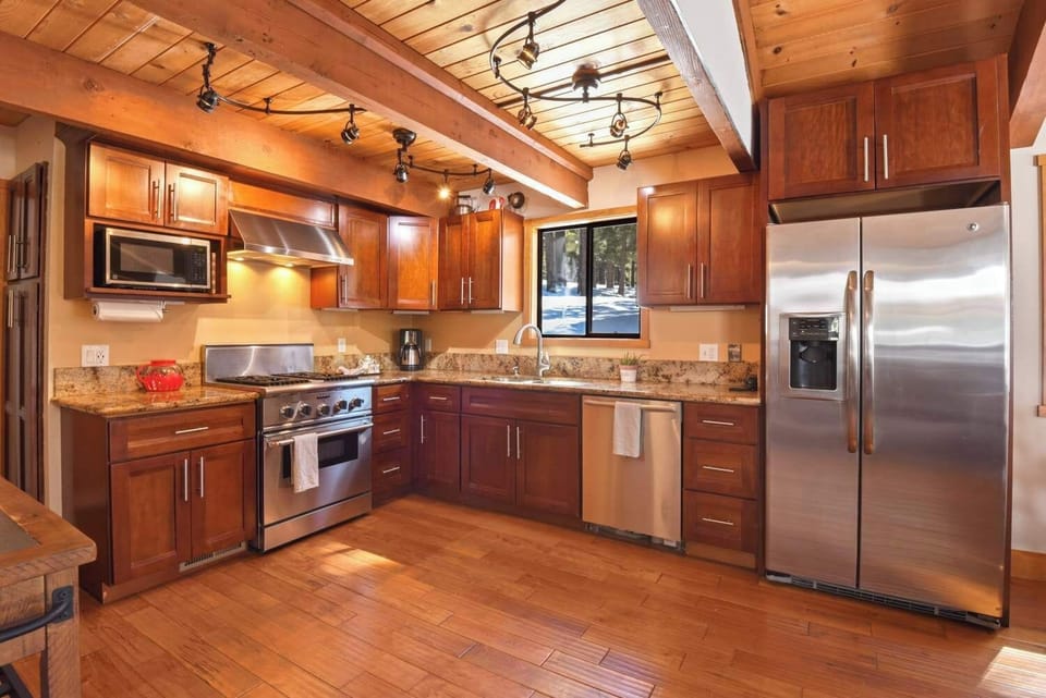 House, Multiple Beds, Patio, Mountain View (Northstar Treehouse) | Private kitchen | Fridge, microwave, oven, stovetop